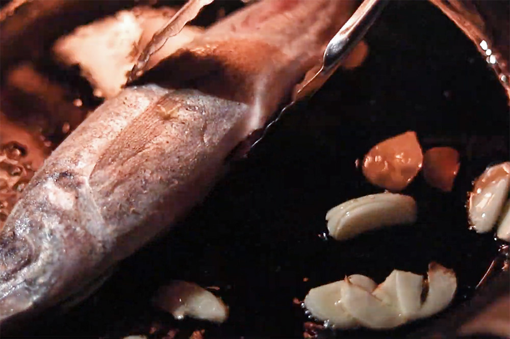 キャンプ飯レシピ フライパン一つでできる魚料理 アクアパッツァの作り方 動画あり Unautre ユノートル