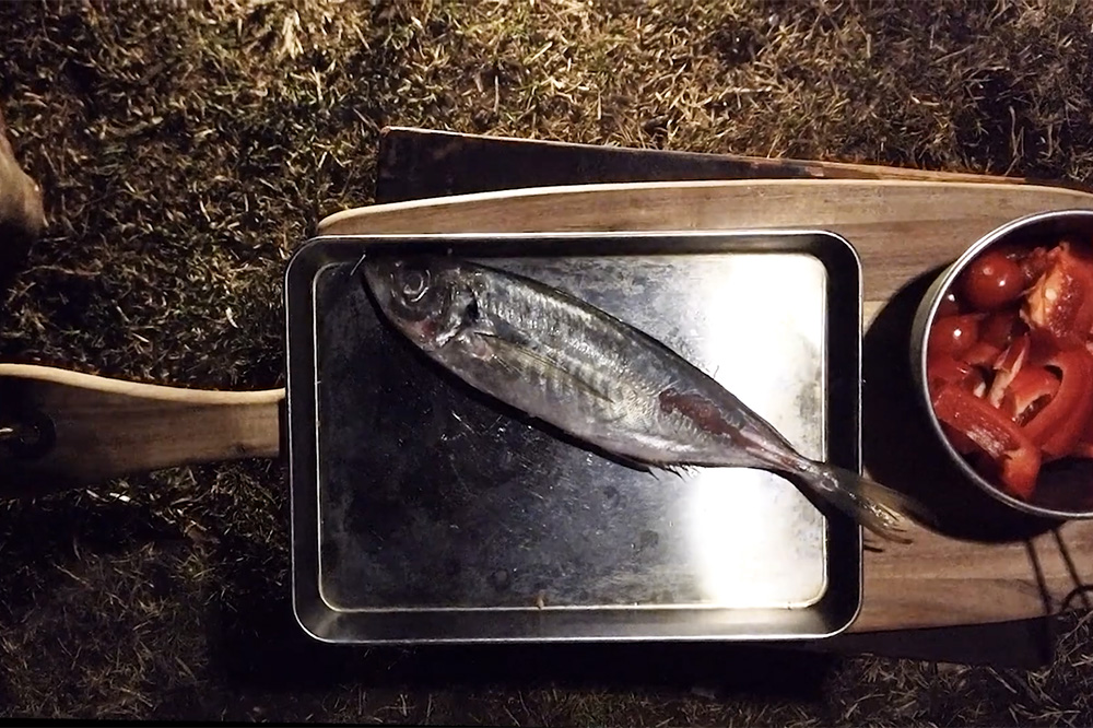 キャンプ飯レシピ フライパン一つでできる魚料理 アクアパッツァの作り方 動画あり Unautre ユノートル