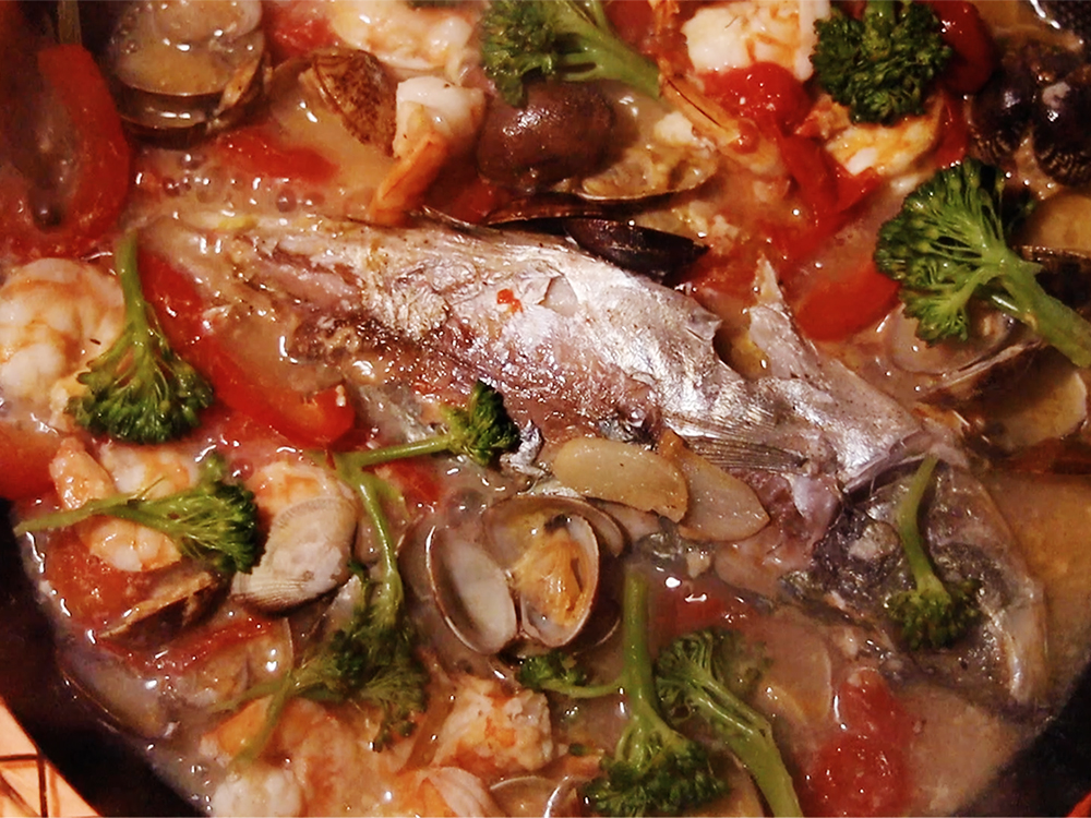キャンプ飯レシピ フライパン一つでできる魚料理 アクアパッツァの作り方 Unautre ユノートル